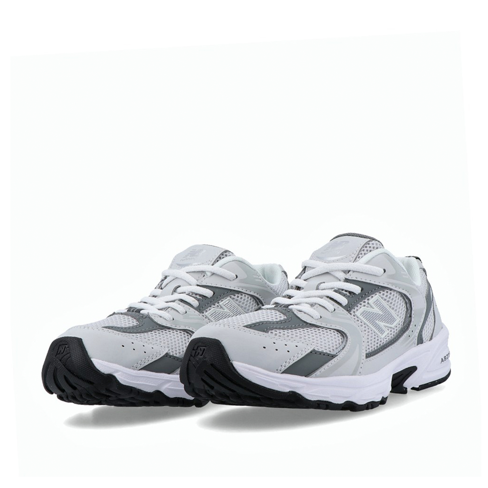 Sapatilha New Balance 530 Sapatilhas New Balance cinza claro e escuro em fundo branco