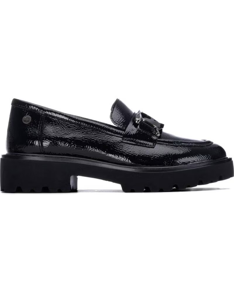 MOCASSIM DE SENHORA XTI EM VERNIZ C/APLICAÇÃO Sapato preto tipo mocassim brilhante com sola grossa preta