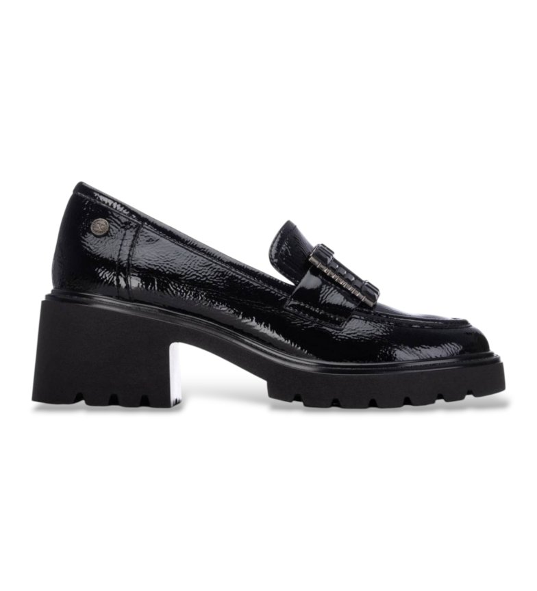 MOCASSIM DE SENHORA XTI EM VERNIZ C/APLICAÇÃO Sapato mocassim preto de verniz com salto grosso e sola tratorada