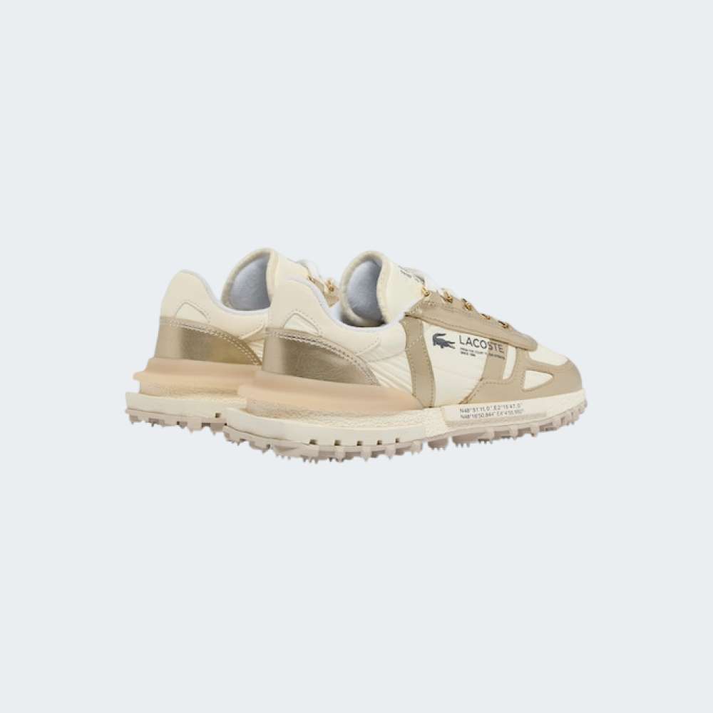 Sapatilha Lacoste Elite Active Sapatilhas Lacoste bege e branco com detalhes dourados e sola branca sobre fundo claro