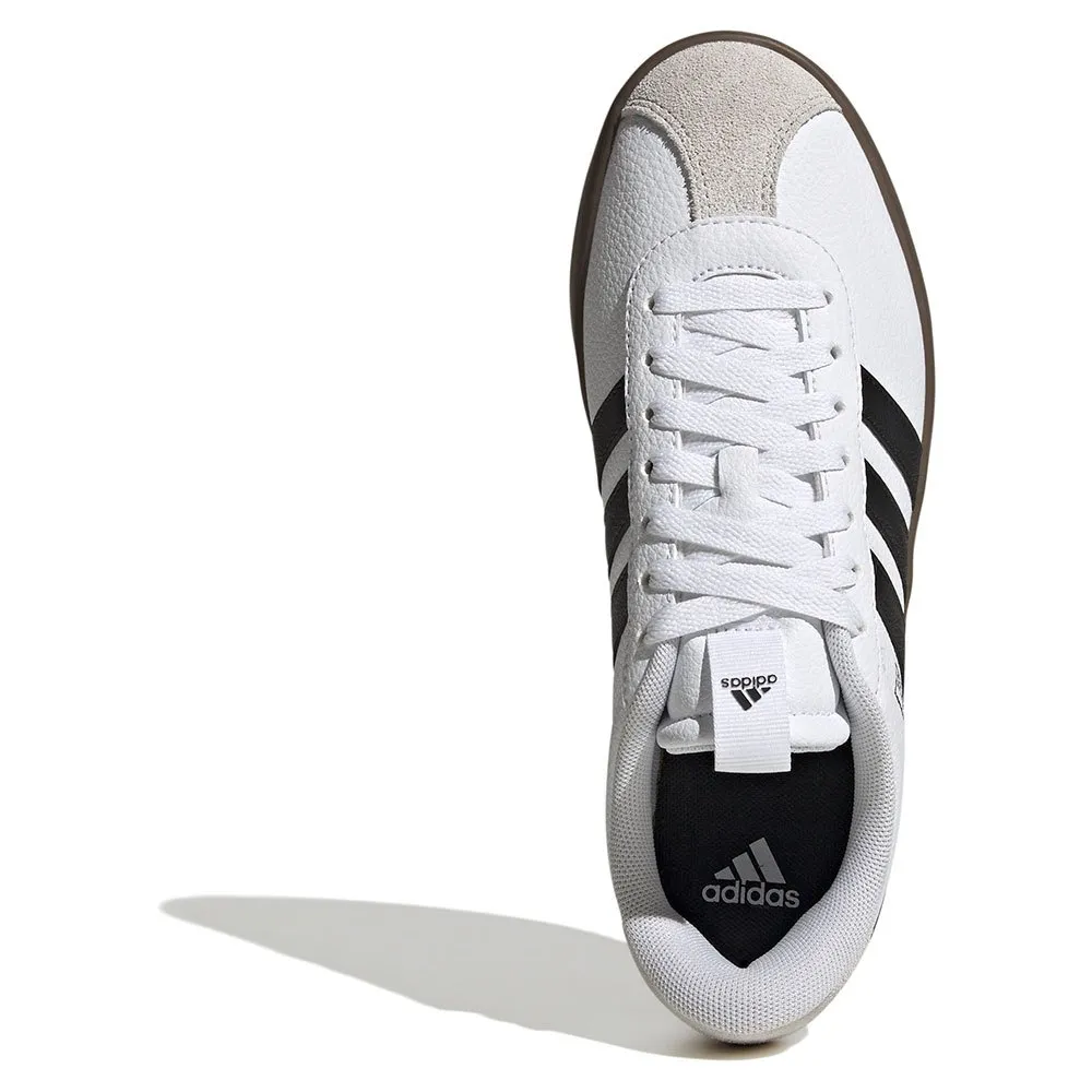 Sapatilhas Adidas VL Court 3.0 Brancas e Pretas Ténis Adidas branco com riscas pretas e sola castanha visto de cima