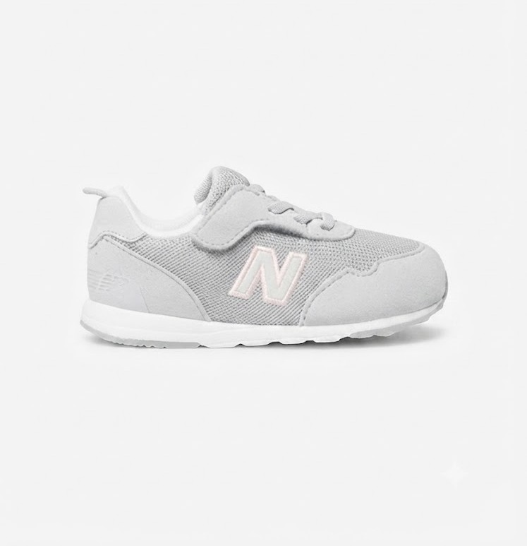 sapatilhas New Balance NW515 Tênis desportivo New Balance cinza claro com sola branca e logo N cor-de-rosa.