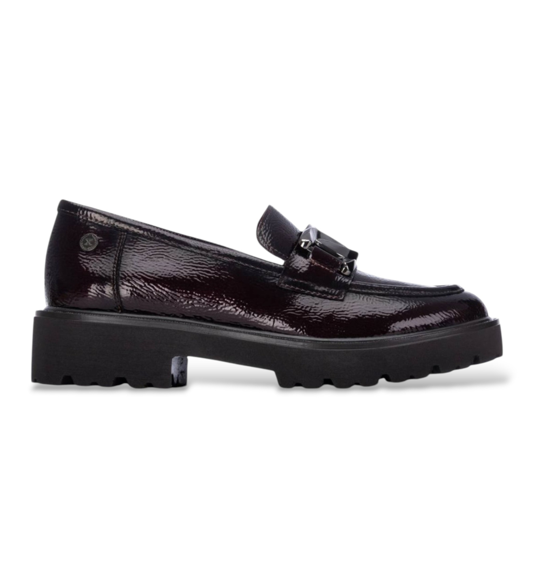 MOCASSIM DE SENHORA XTI EM VERNIZ C/APLICAÇÃO Sapato tipo mocassim castanho escuro em pele verniz com sola grossa preta