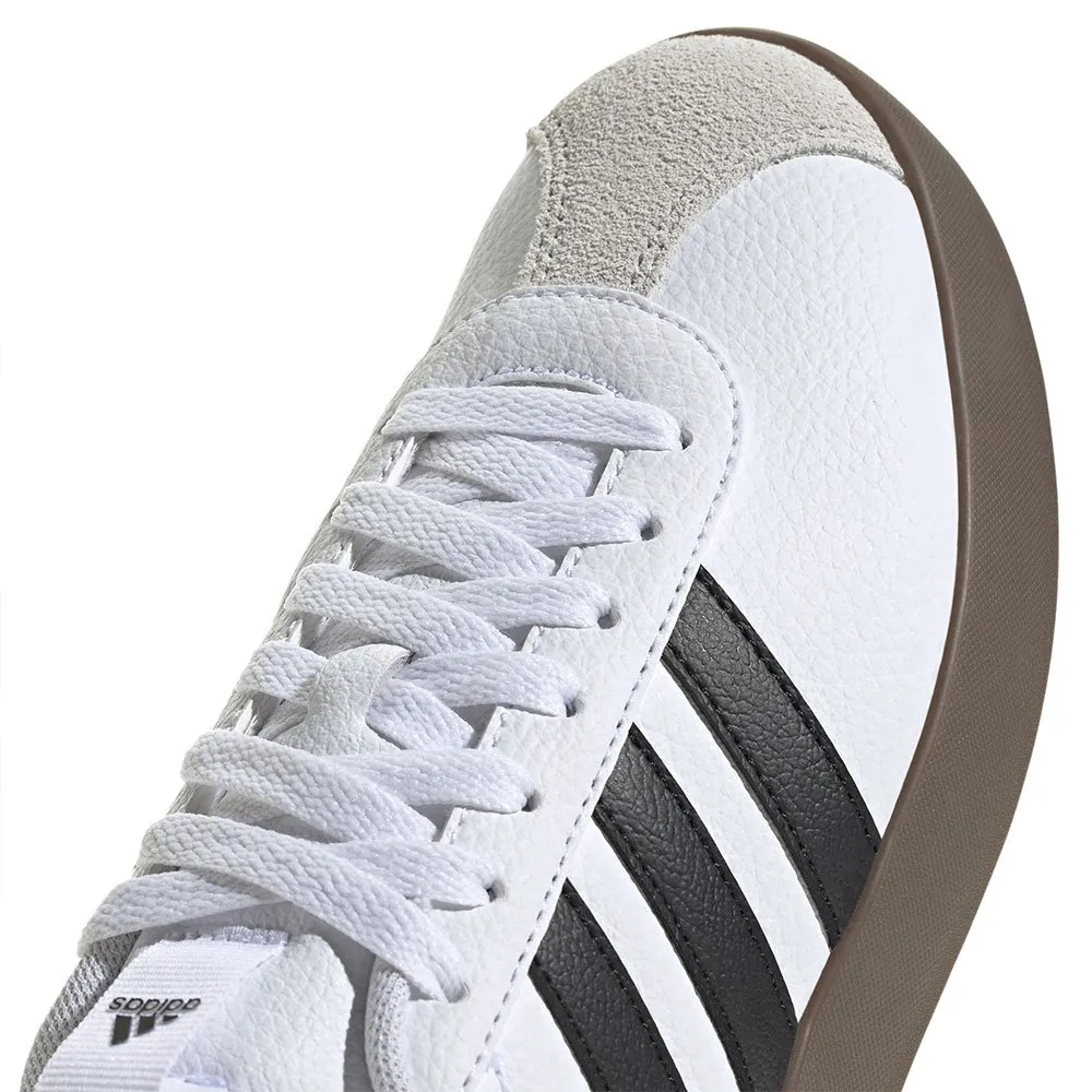 Sapatilhas Adidas VL Court 3.0 Brancas e Pretas Ténis branco e preto com solado castanho visto de perto