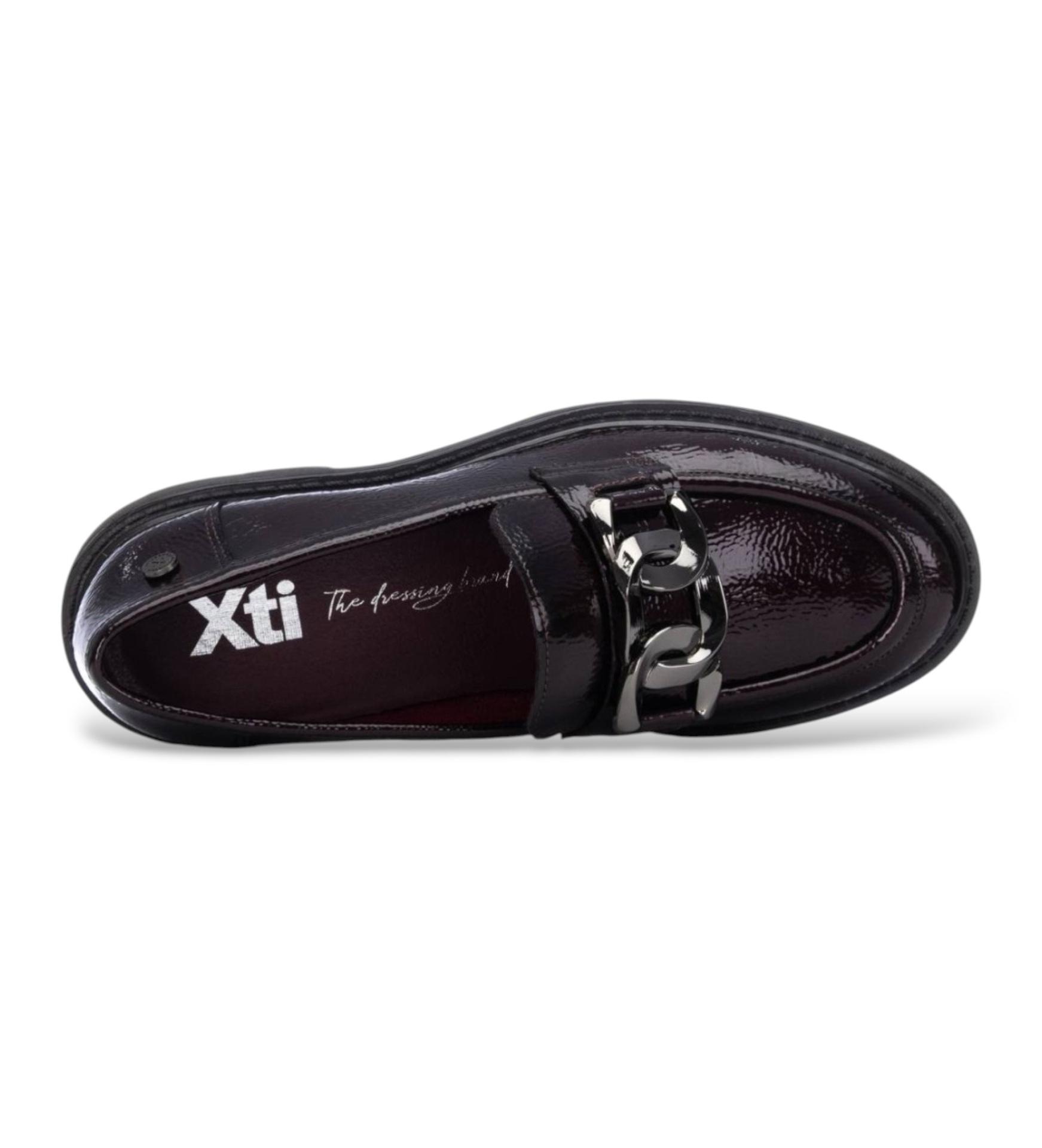 MOCASSIM DE SENHORA XTI EM VERNIZ C/APLICAÇÃO Sapato mocassim preto verniz com detalhe de corrente prateada