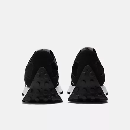 Sapatilha New Balance Preto Gs327 Cbw Par de ténis pretos com sola triangular preta com pontos
