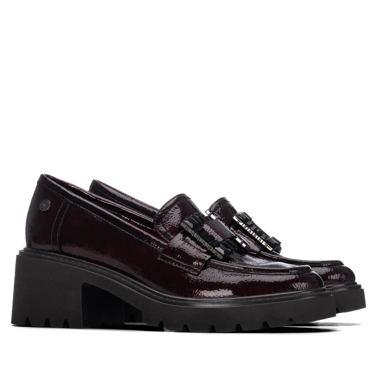 MOCASSIM DE SENHORA XTI EM VERNIZ C/APLICAÇÃO Mocassins castanho escuro com salto grosso preto e adornos geométricos pretos