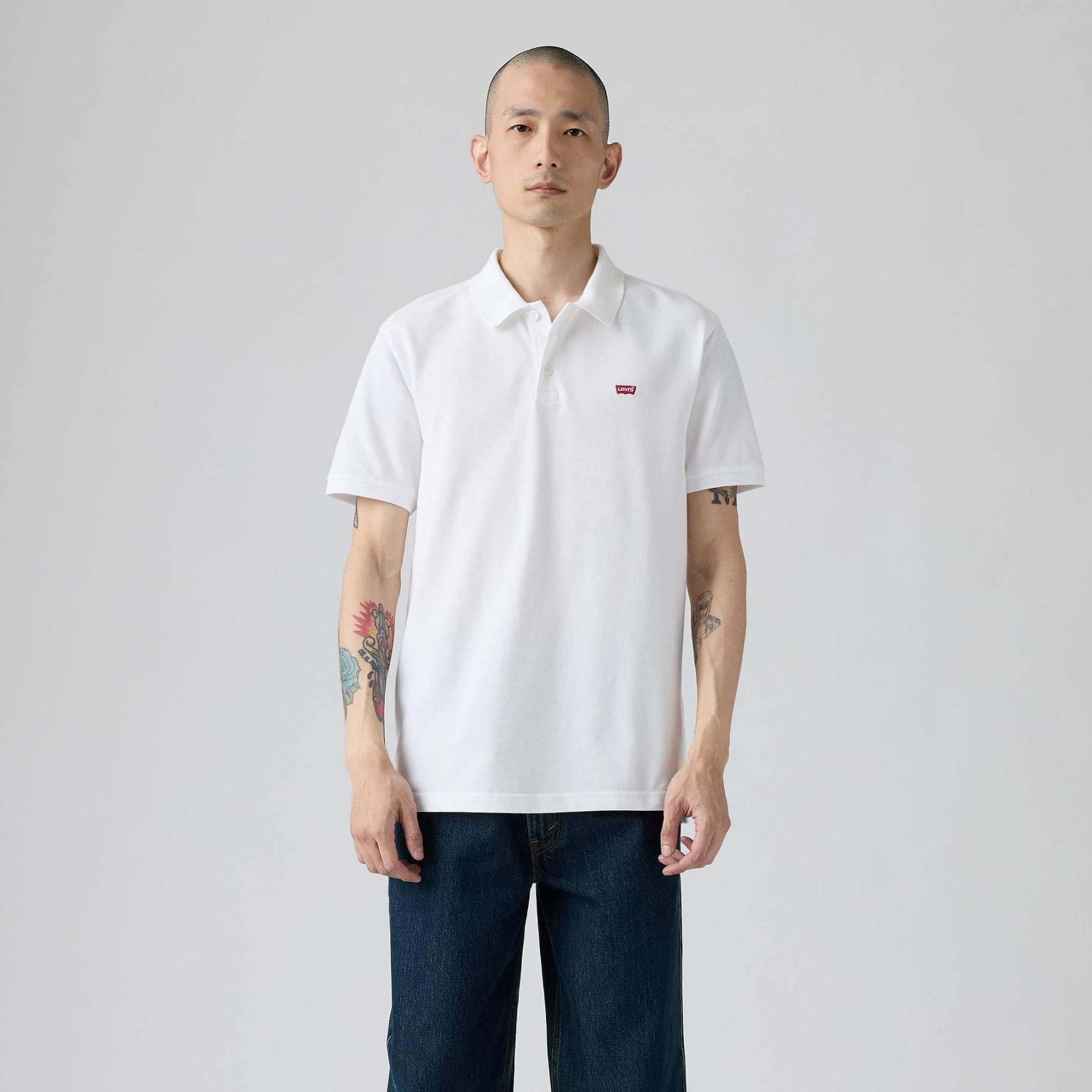 Polo Levi´s® New Housemark Branco de Manga Curta Homem a usar polo branco com logótipo Levis vermelho no peito