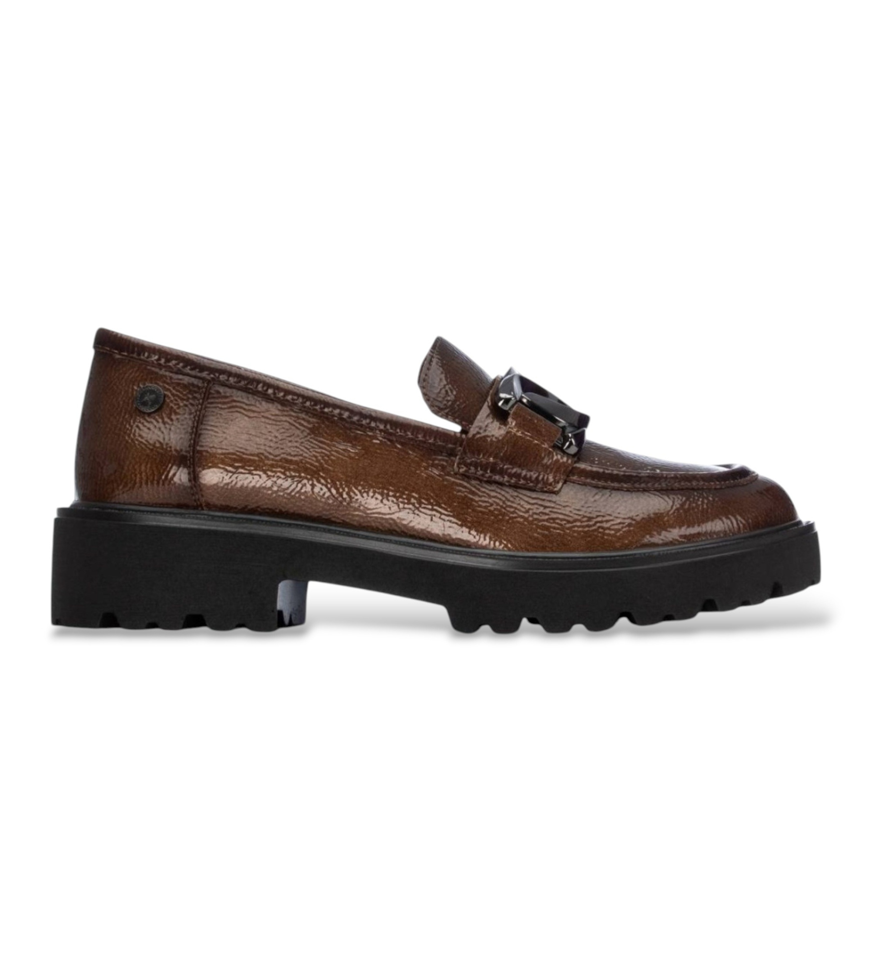 MOCASSIM DE SENHORA XTI EM VERNIZ C/APLICAÇÃO Sapato mocassim castanho com sola preta grossa e detalhe metálico na parte superior