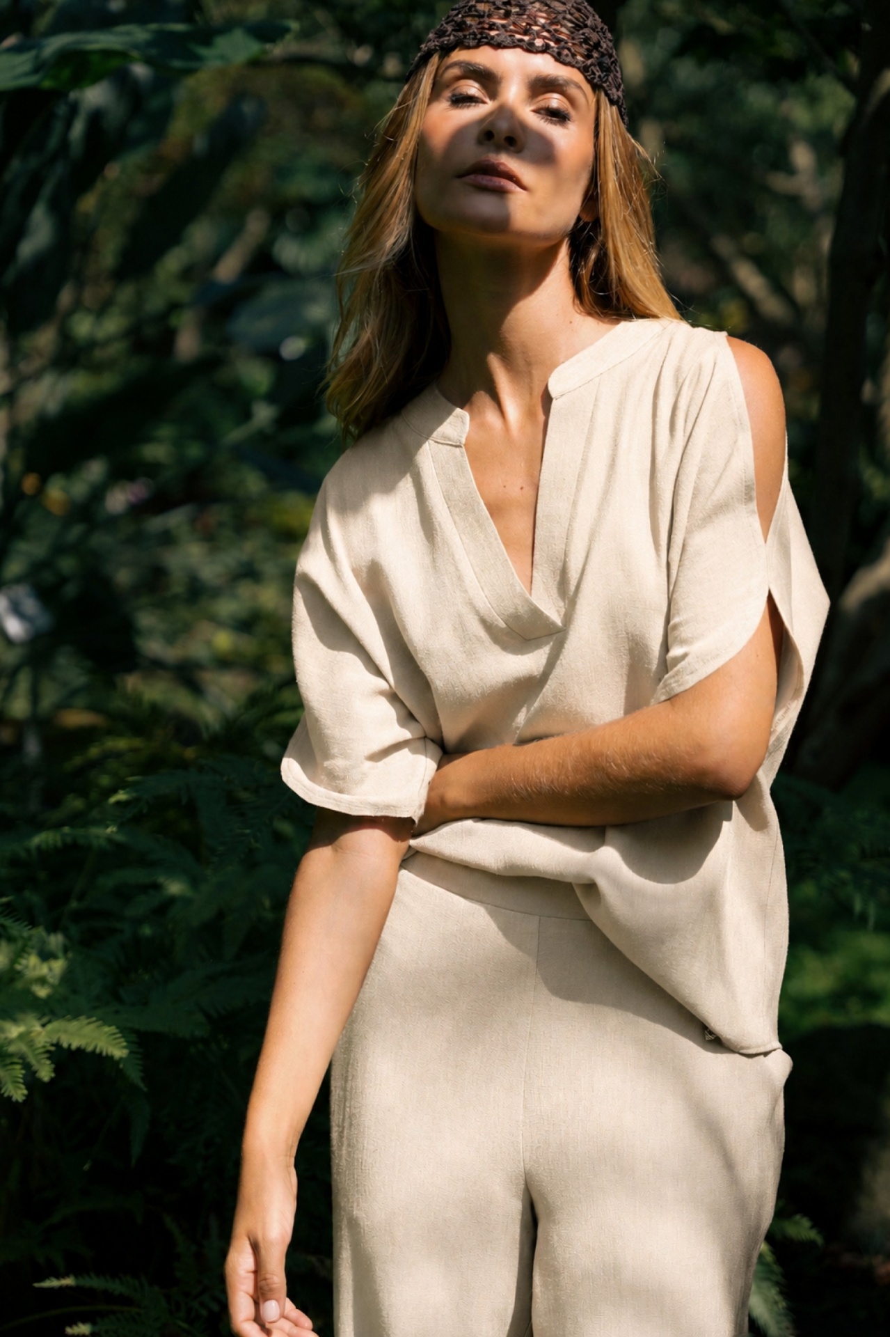 Túnica em tecido com linho Ferrache Mulher vestindo conjunto de roupa bege claro em ambiente exterior com vegetação