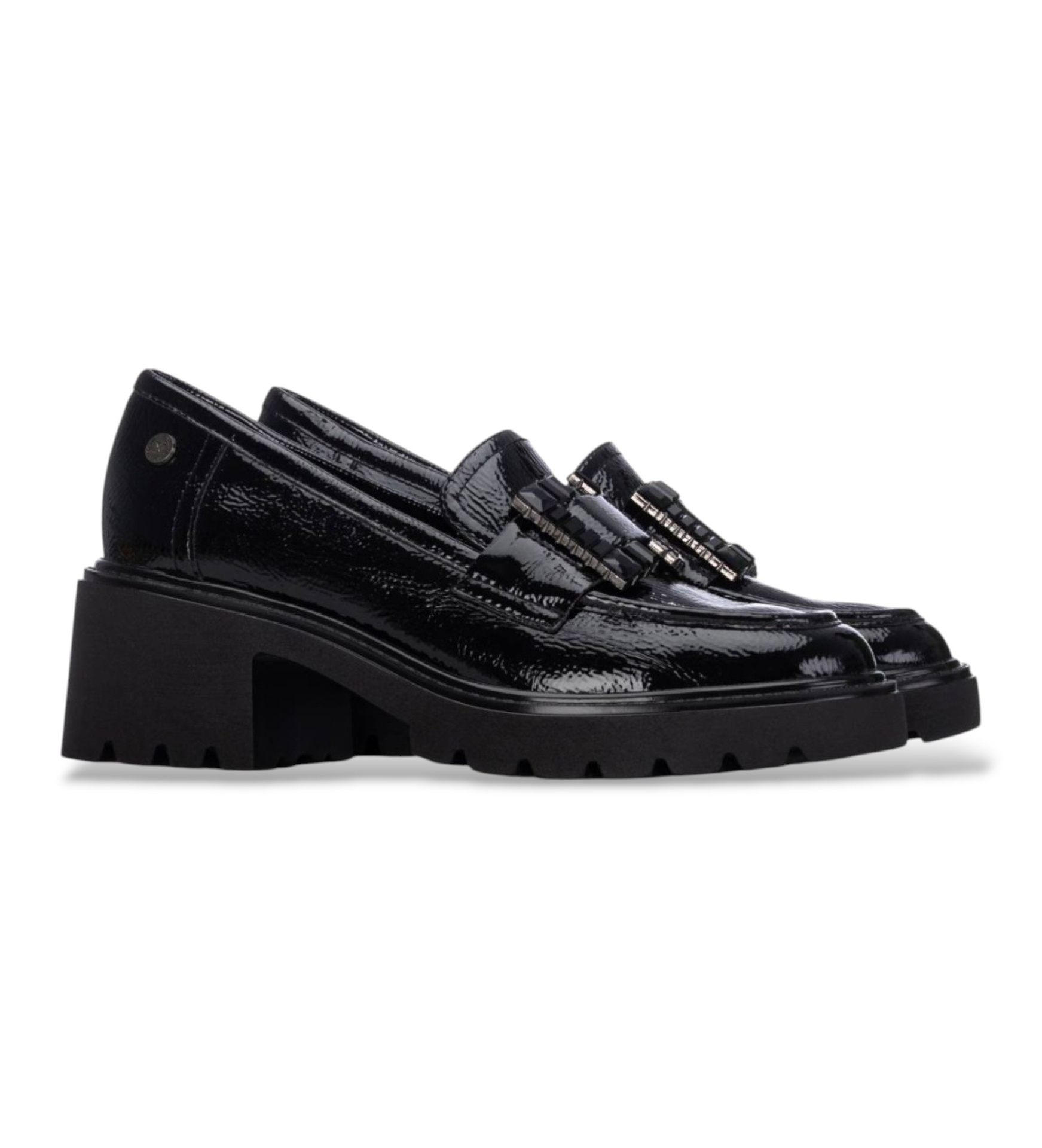 MOCASSIM DE SENHORA XTI EM VERNIZ C/APLICAÇÃO Sapatos mocassim pretos em pele verniz com sola grossa e decoração frontal