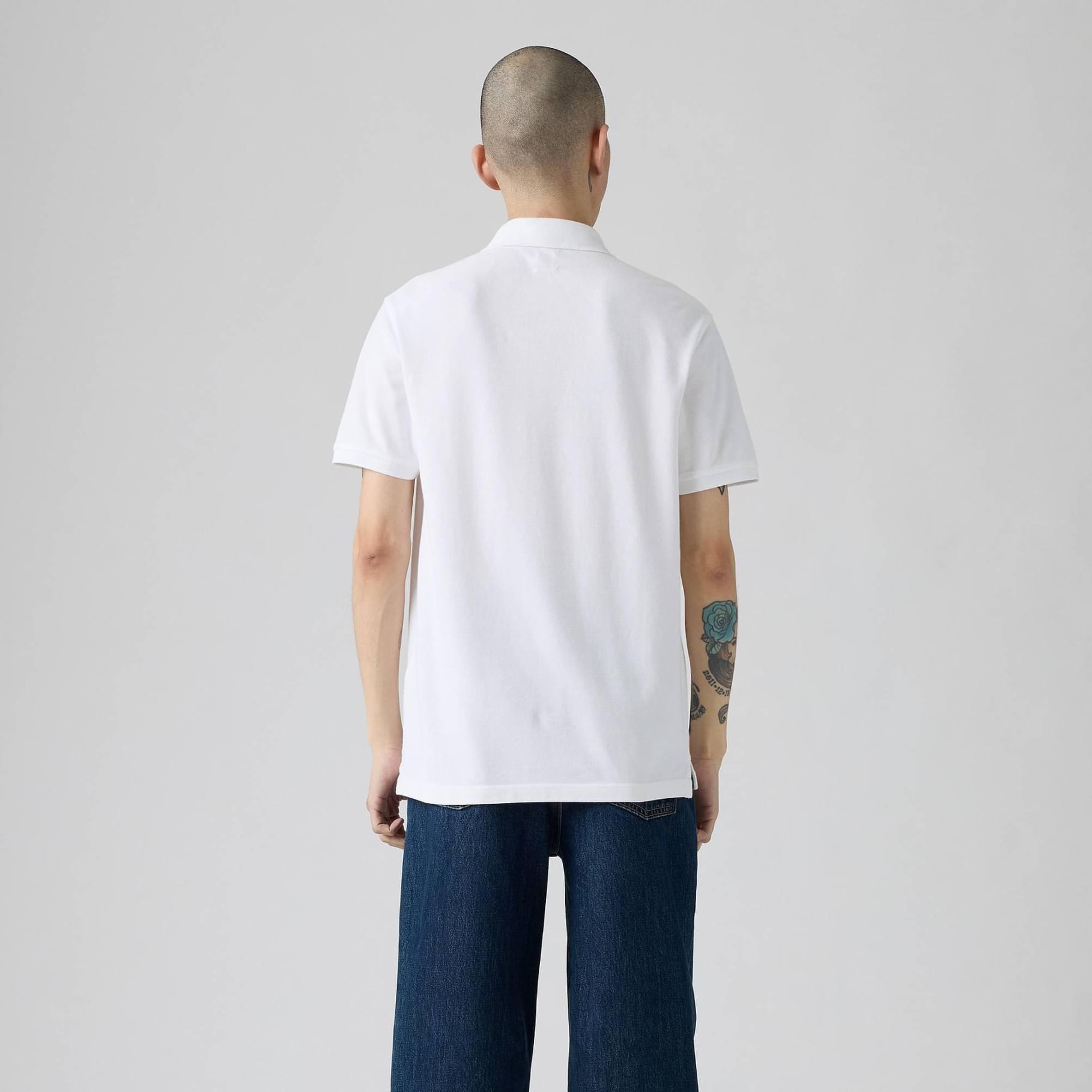 Polo Levi´s® New Housemark Branco de Manga Curta Pessoa de costas com t-shirt branca e calções jeans azuis