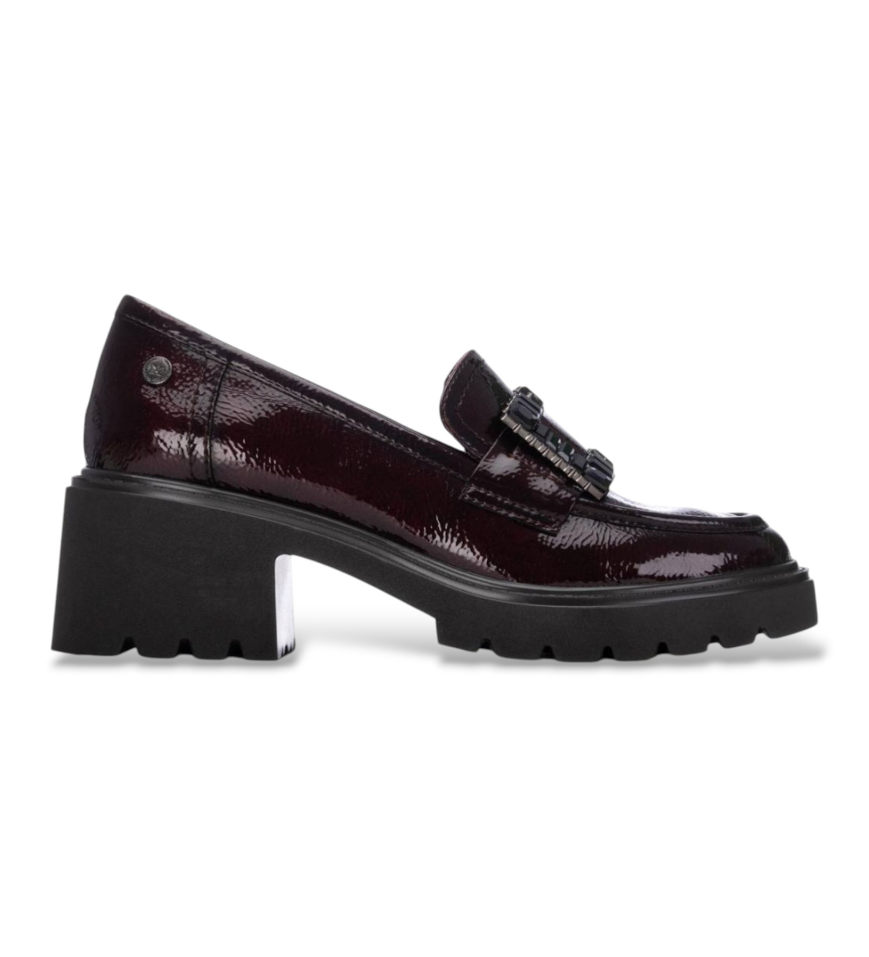 MOCASSIM DE SENHORA XTI EM VERNIZ C/APLICAÇÃO Sapato mocassim de salto bloco em pele verniz vinho com sola preta e detalhe decorativo.