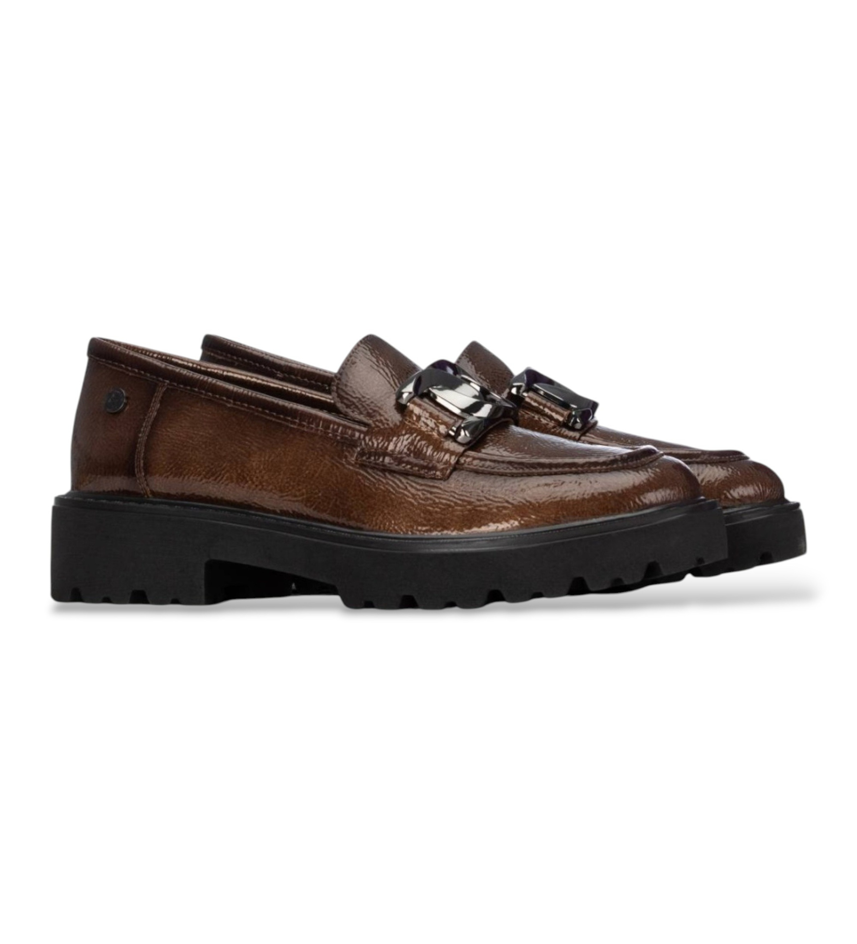 MOCASSIM DE SENHORA XTI EM VERNIZ C/APLICAÇÃO Sapatos mocassim castanhos em pele com fivela prateada e sola preta.