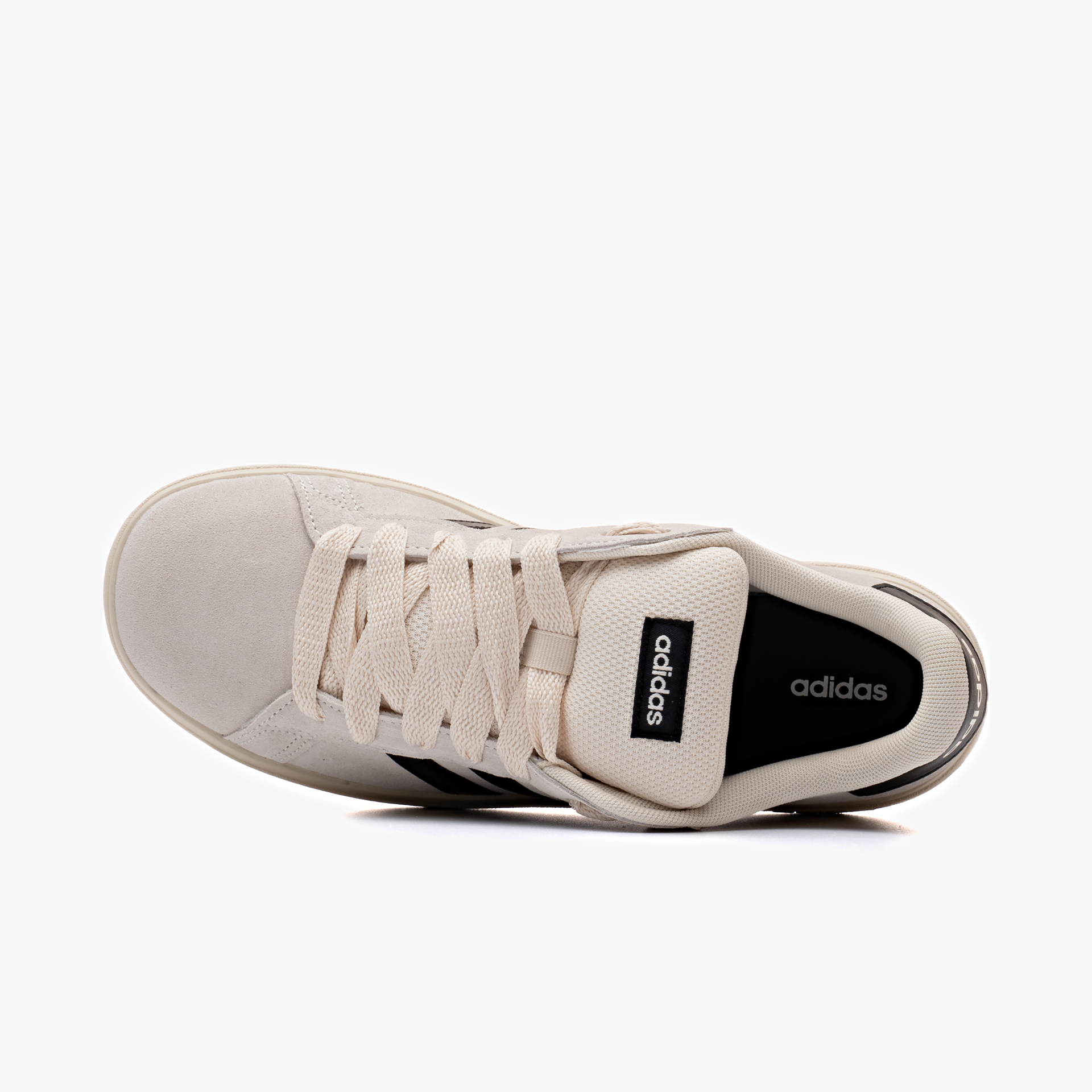 Sapatilhas Adidas Grand Court 00s Tênis Adidas bege claro visto de cima com cadarços largos e logotipo preto