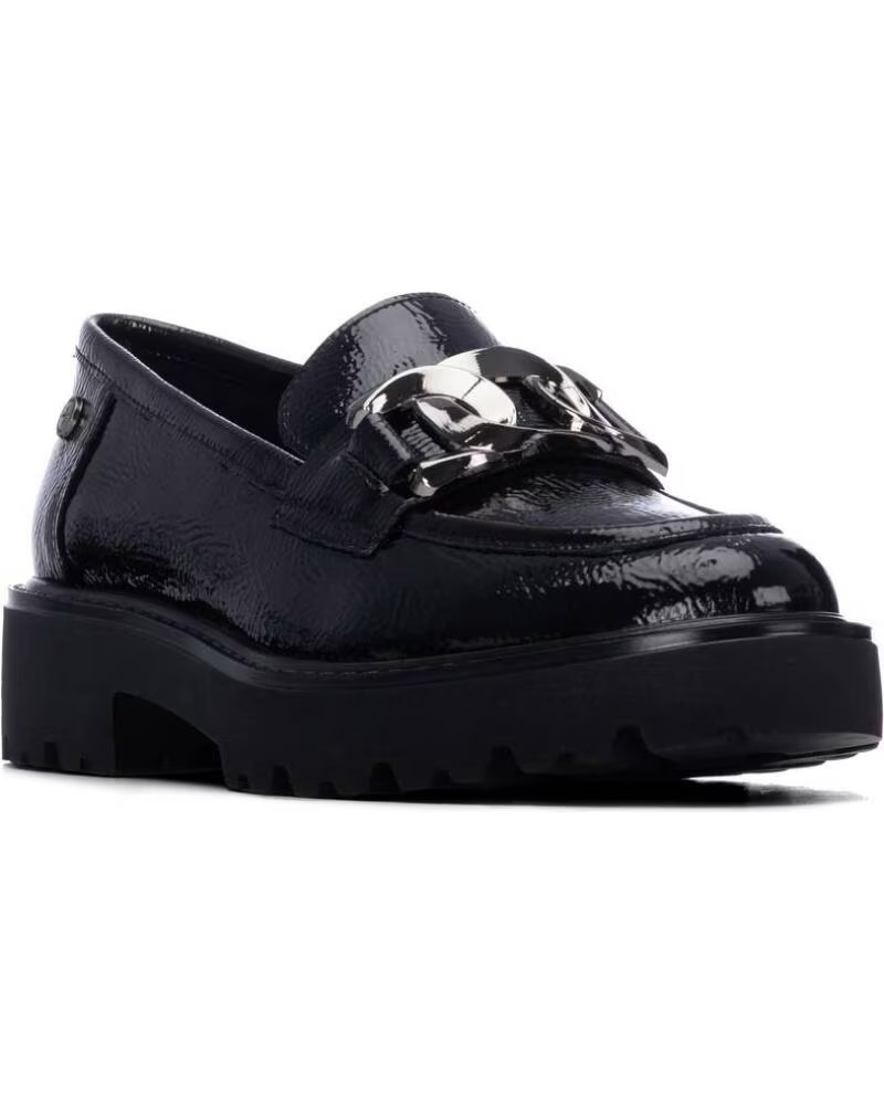MOCASSIM DE SENHORA XTI EM VERNIZ C/APLICAÇÃO Sapato mocassim preto em verniz com sola grossa e detalhe metálico prateado