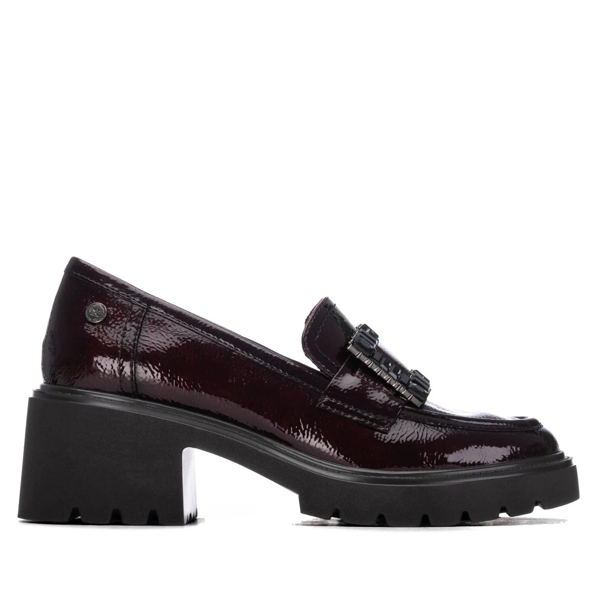 MOCASSIM DE SENHORA XTI EM VERNIZ C/APLICAÇÃO Sapato mocassim verniz vinho com sola preta e salto médio