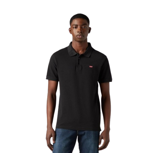 Polo Levi´s® New Housemark Azul de Manga Curta. Polo masculino preto com logotipo vermelho e branco e calças de ganga azuis