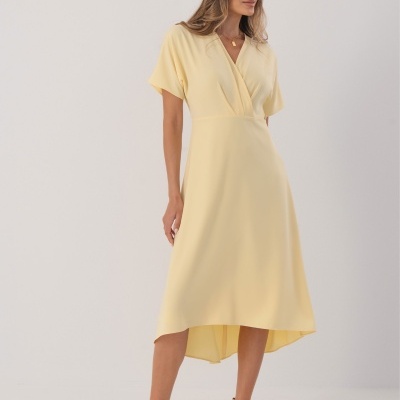 Vestido amarelo claro com decote em V e lenço branco na cabeça