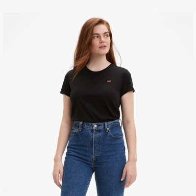 T-shirt preta com logótipo e jeans azul de cintura alta
