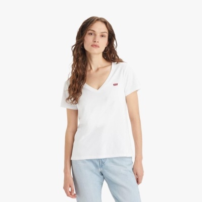 Mulher com t-shirt branca de manga curta e decote em V e jeans azul claro