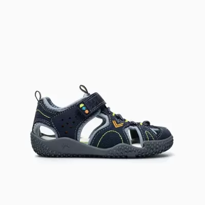 Sandália desportiva infantil azul escuro com sola preta e fecho de velcro
