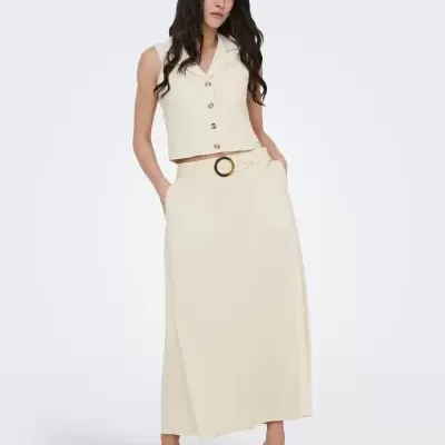 Conjunto feminino bege com colete e saia comprida com cinto e fivela preta, sapatos castanhos