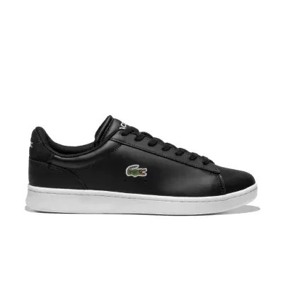 Sapatilha preta Lacoste com sola branca e logotipo de crocodilo na lateral