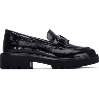 Sapato preto tipo mocassim brilhante com sola grossa preta