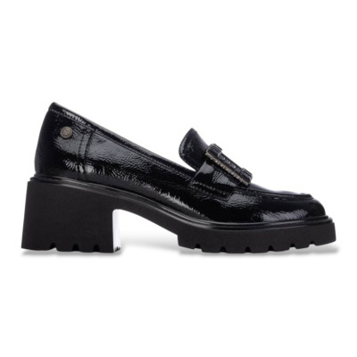 Sapato mocassim preto de verniz com salto grosso e sola tratorada