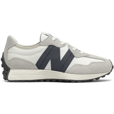 Ténis desportivos New Balance bege claro, branco e cinza escuro com sola preta e atacadores brancos.