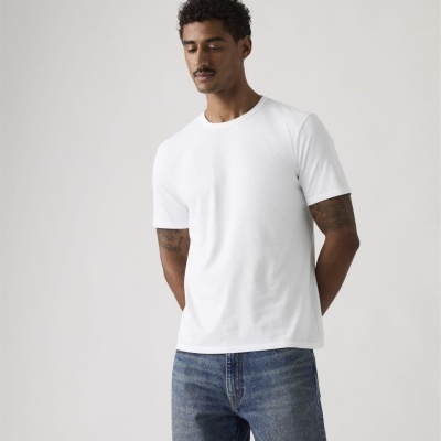 Homem a usar t-shirt branca de algodão e calças de ganga azuis
