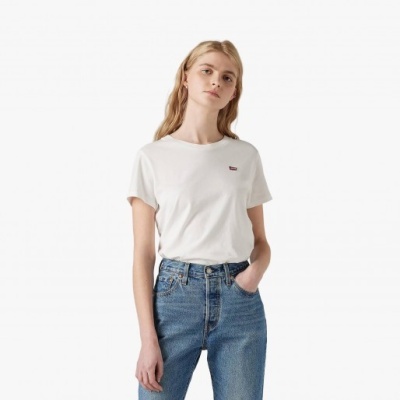 T-shirt branca com logótipo Levis e jeans azuis