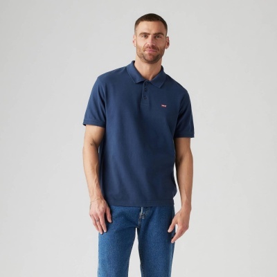 Homem a usar polo azul escuro Levis e calças de ganga