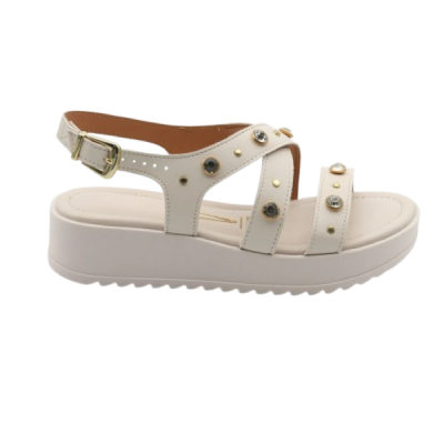 Sandália creme plataforma com tachas douradas e pedras