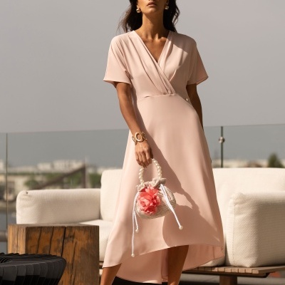 Vestido rosa claro de mangas curtas com decote em V cruzado e cauda assimétrica