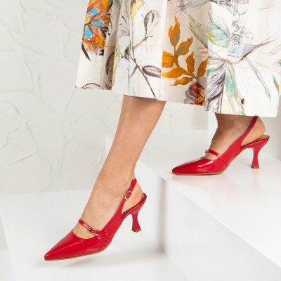 Sapatos vermelhos de salto médio com saia estampada