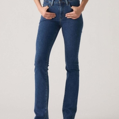 Calças de ganga azul escuro com camisa de ganga azul clara e sapatos pretos