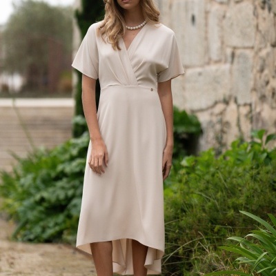 Vestido midi bege claro com decote em V e mangas curtas largas