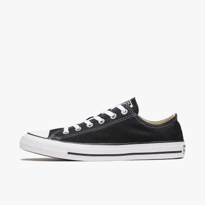 Ténis Converse preto com sola branca e atacadores brancos
