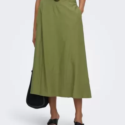 Saia midi verde com cinto e fivela, sandálias pretas e bolsa preta.