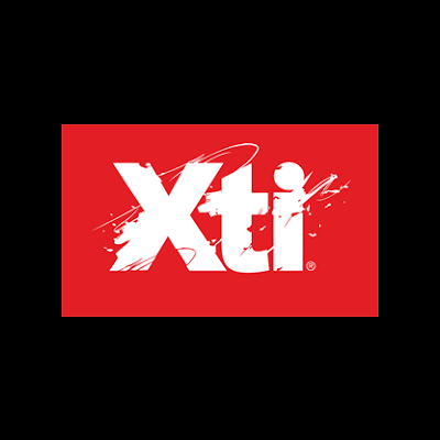 Logótipo branco da marca xti em fundo vermelho