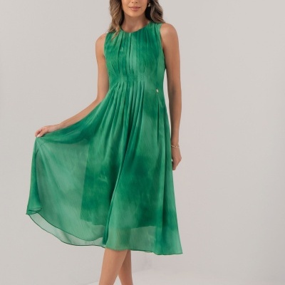 Vestido verde midi de tecido leve com pregas e sandálias douradas