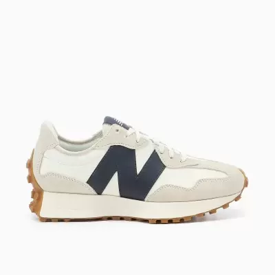 Ténis New Balance branco e bege com logótipo azul escuro