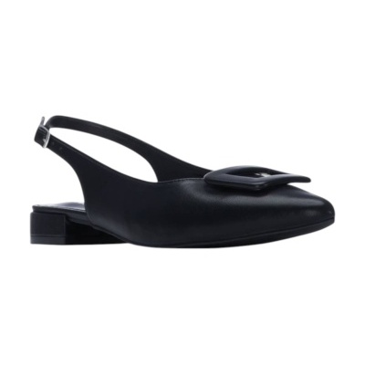 Sapato feminino preto com fivela quadrada na frente e tira traseira ajustável.