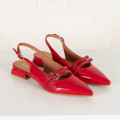 Sapatos vermelhos de pele brilhante com salto baixo e duas fivelas decorativas
