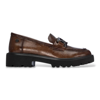 Sapato mocassim castanho com sola preta grossa e detalhe metálico na parte superior