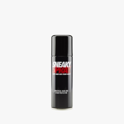 Frasco preto de spray SNEAKY SPRAY com texto em branco e vermelho
