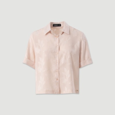 Camisa rosa clara com padrão floral e botões frente