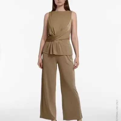 Conjunto feminino castanho claro com top sem mangas e calças largas
